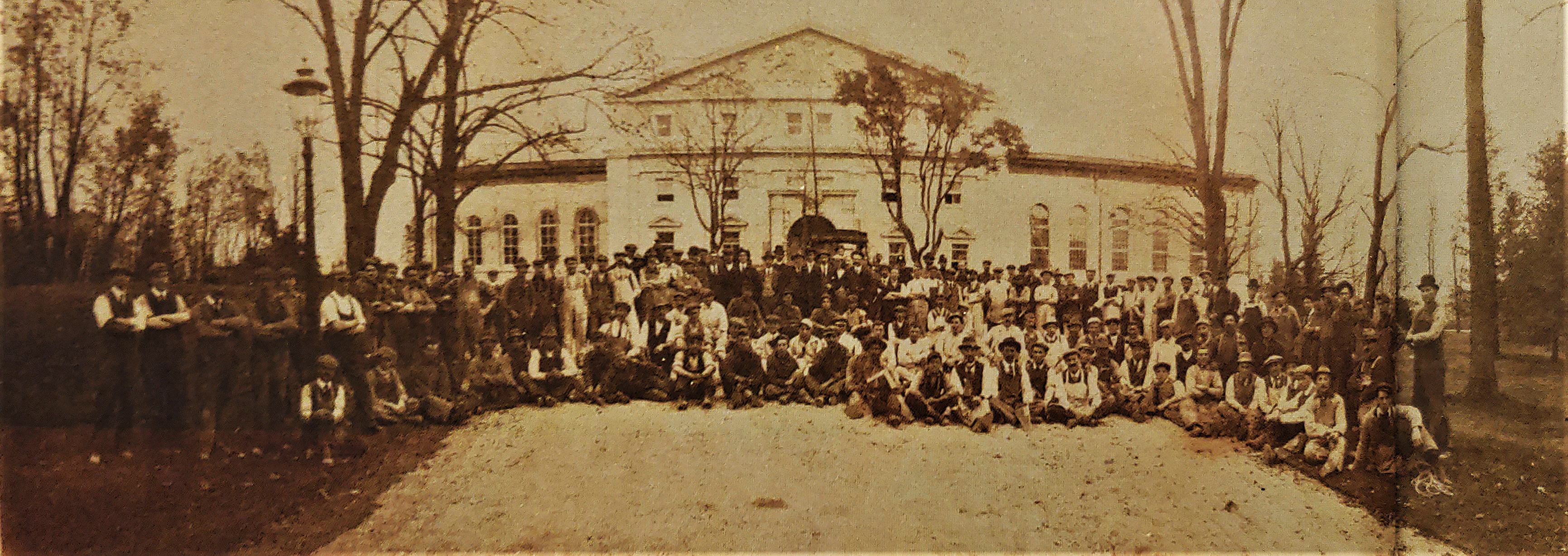 'The Workmen That Rebuilt Government House' November 1913, Canadas House, pg 26-27, photo by Lachlin McKinnon