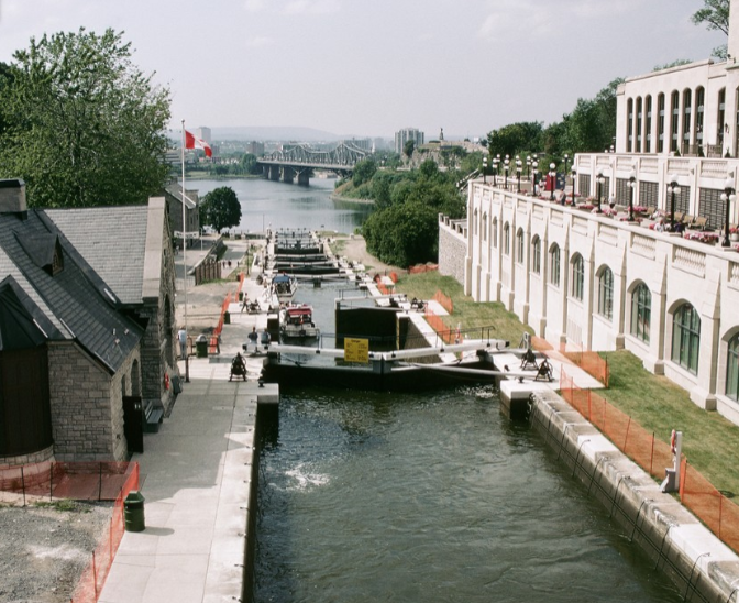 Image of the Rideau Canal with the Chateau Laurier in the left