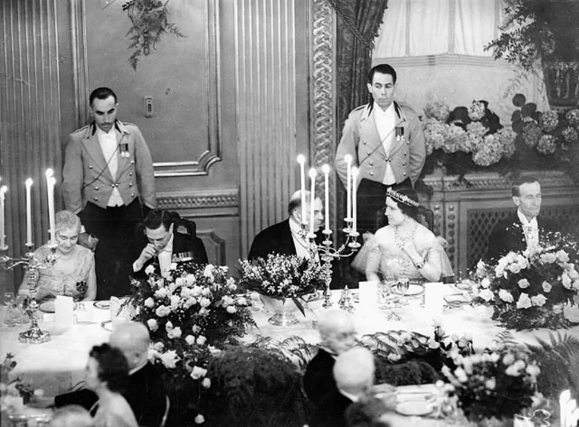  King George VI, second from left, and Queen Elizabeth, second from right, dine at the Château Laurier in 1939. Seated between them is former prime minister Mackenzie King. (National Film Board of Canada)